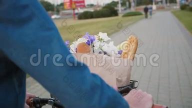 当她走在街上的时候，女人手里拿着自行车的把手，篮子里放着鲜花和面包，慢悠悠的，稳健的镜头